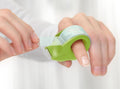 tesa MINI DISPENSER RECYCLED - Gehäuse 100% recycelter Kunststoff aus Produktionsresten - Klebebandabroller mit 2 Rollen film CRYSTAL RECYCLED 10 m x 19 mm