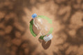 tesa MINI DISPENSER RECYCLED - Gehäuse 100% recycelter Kunststoff aus Produktionsresten - Klebebandabroller mit 2 Rollen film CRYSTAL RECYCLED 10 m x 19 mm